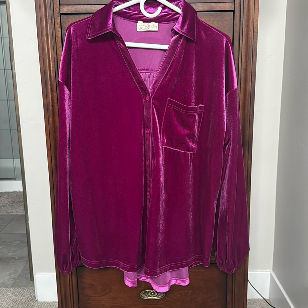 Style U fuchsia button down velour size medium